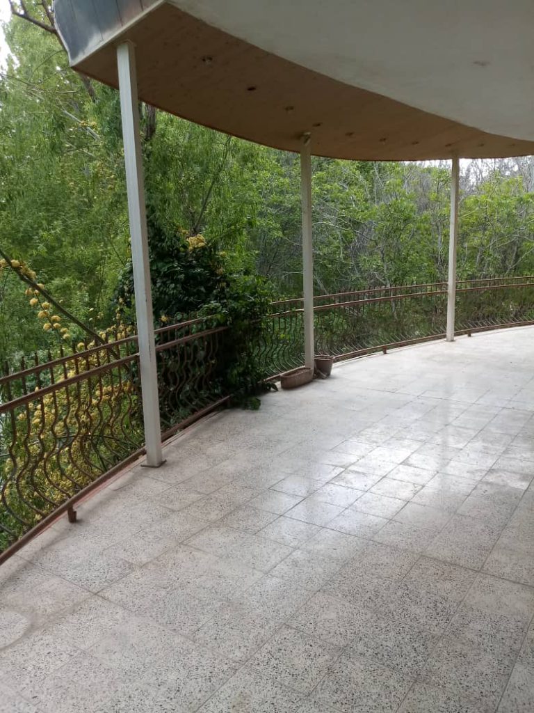 ویلا لب آب در باغ بهادران با استخر سرپوشیده